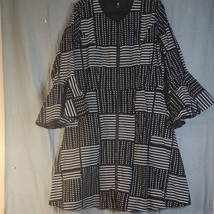 Black and White A-Line Dress with 3/4 Bell Sleeves for Casual Occasions